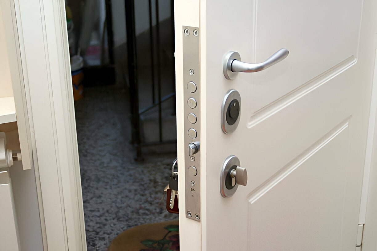 Blindage de portes avec SOS Dépannage à Lausanne, Morges, Nyon, Payerne, Aigle, Echallens, Yverdon-les-Bains, Bourg-en-Lavaux, Renens et Vevey.