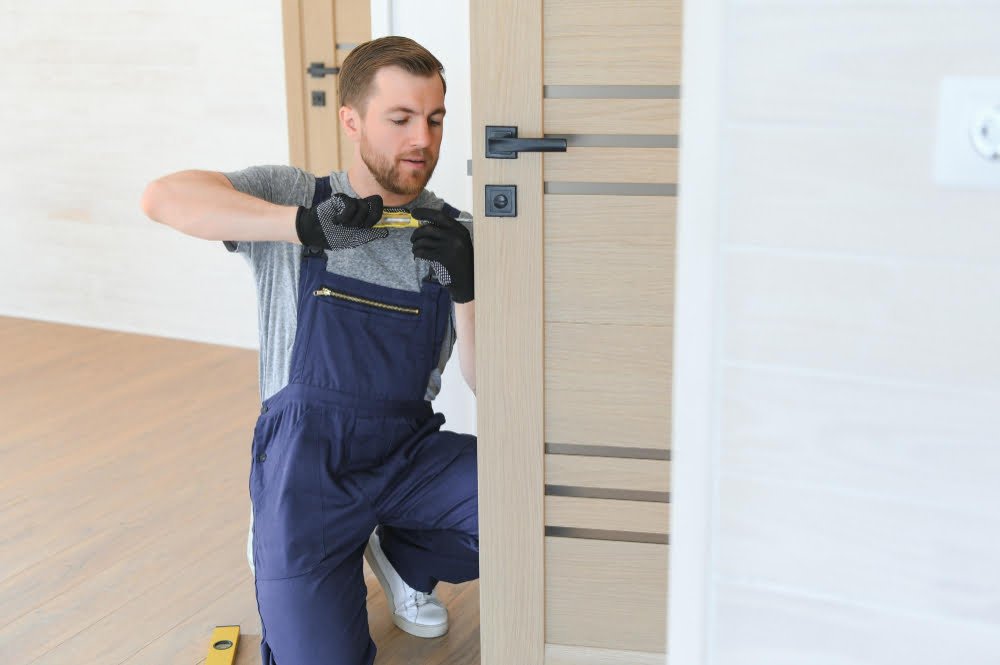 Remplacement porte par un serrurier en urgence SOS-DEPANNAGE.CH