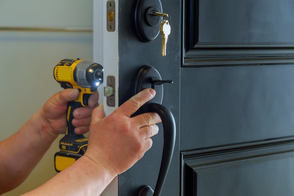 Dépannage serrurier en urgence avec SOS Dépannage à Lausanne, Morges, Nyon, Payerne, Aigle, Echallens, Yverdon-les-Bains, Bourg-en-Lavaux, Renens et Vevey.