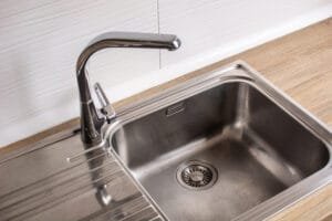 Comment réparer une fuite d'eau sous le l'évier. SOS-Depannage.ch vous aide.